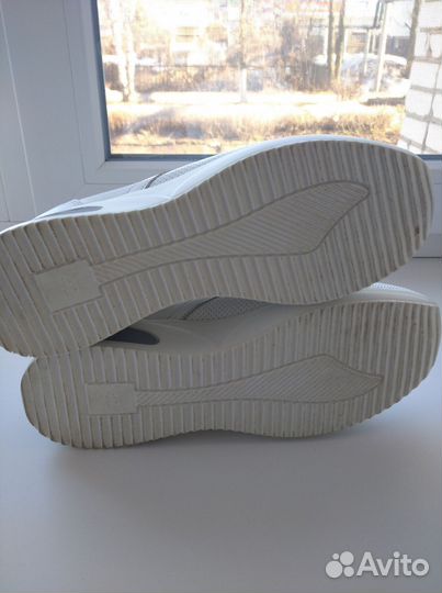 Кроссовки женские