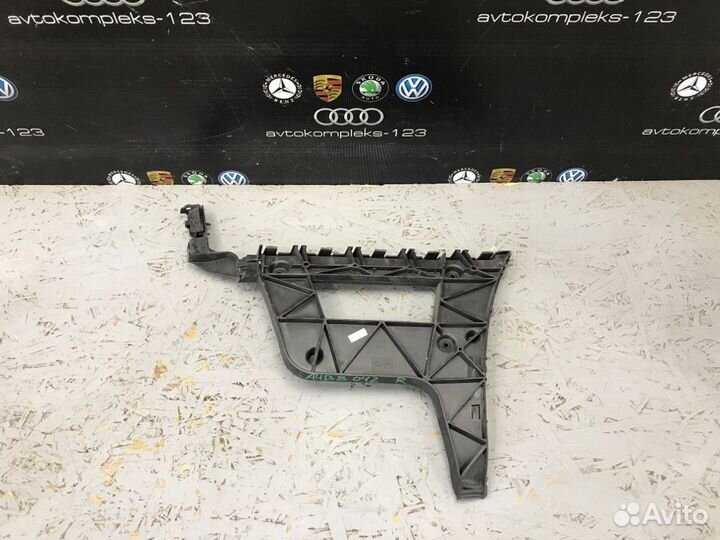 Кронштейн бампера правый Audi A4 B8 cdhb 2010