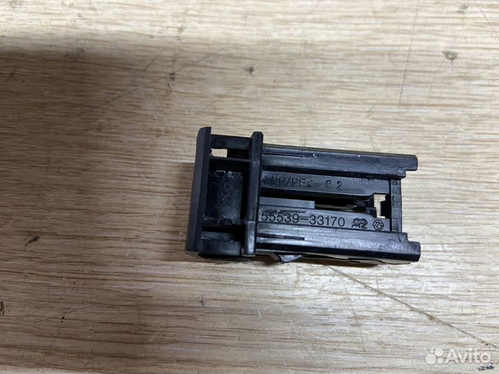 Заглушка кнопки Toyota Camry 75