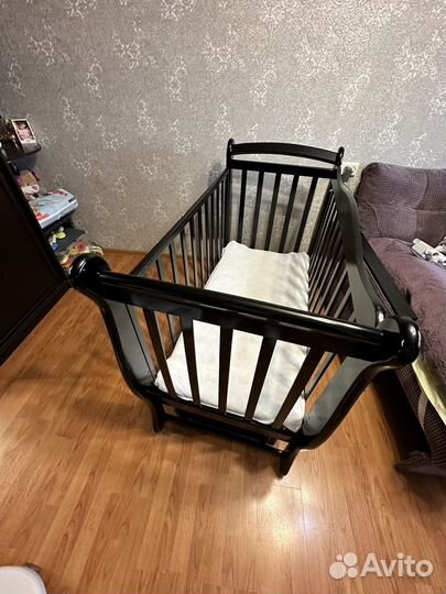 Детская кроватка с продольным маятником