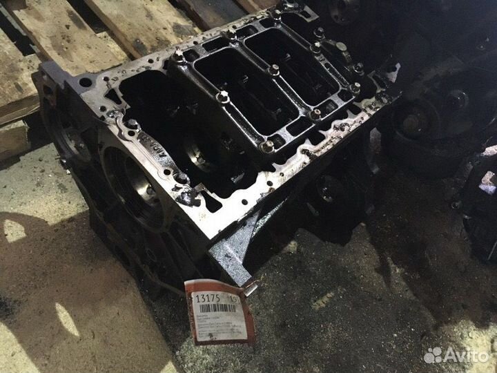 Двигатель Блок двигателя низ мотора Opel Zafira