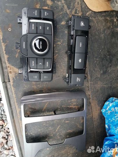 Кнопки управления задними сидениями Genesis G80