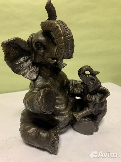 Слоненок с мамой