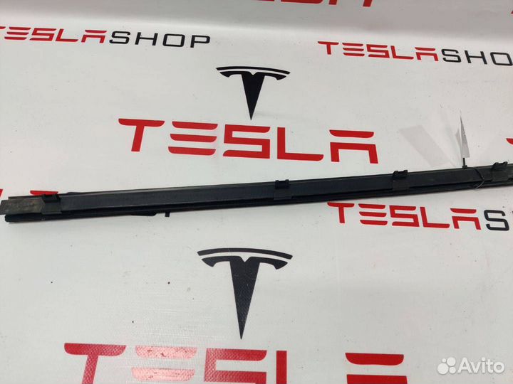 Уплотнитель стекла внутренний двери Tesla Model S