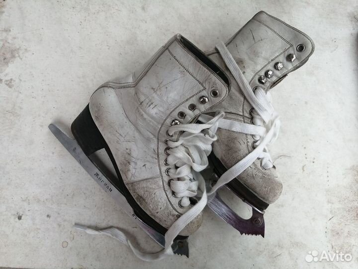 Коньки фигурные белые