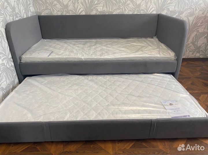 Кровать мягкая с выдвижным местом / ящиком