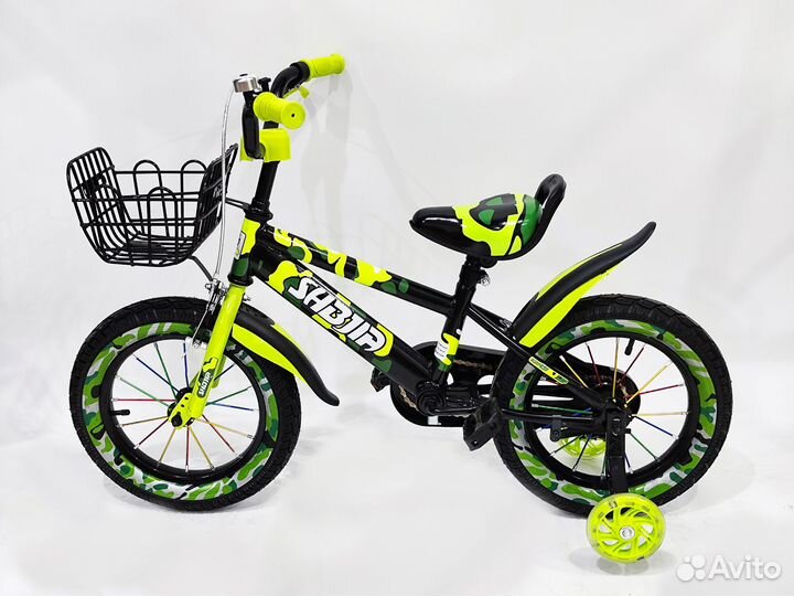 Детский велосипед с дополнительными колесами
