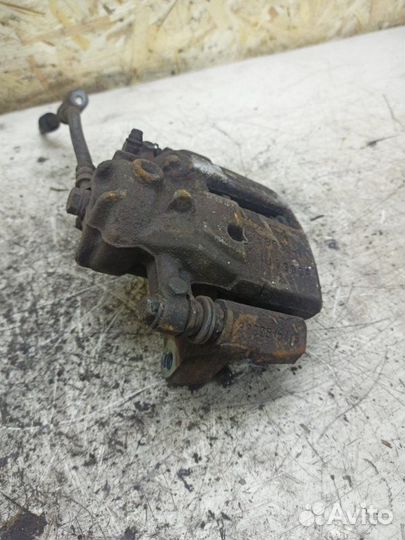 Тормозной суппорт передний левый Mitsubishi Colt