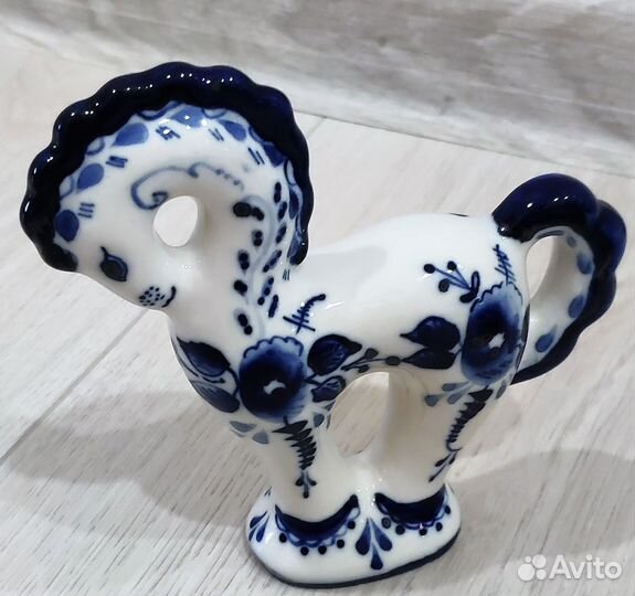 Посуда и фигурки гжель