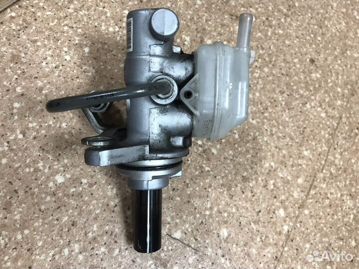 Главный тормозной цилиндр Toyota Highlander 2 3.5