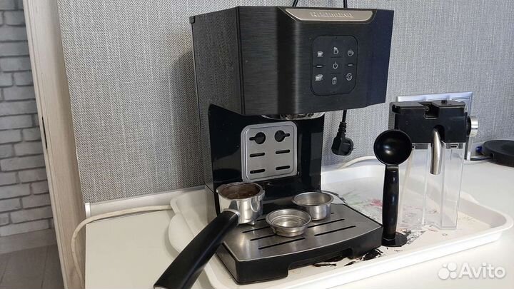 Кофеварка рожковая redmond RCM-1511 бу