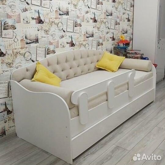 Детская кровать с мягкой спинкой