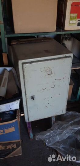 Железный шкаф-сейф