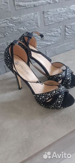 Босоножки черные