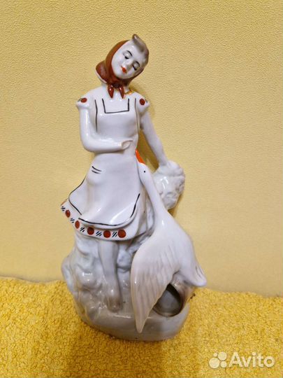 Статуэтки сссрвинтаж Птичница, Белочка,Дельфины