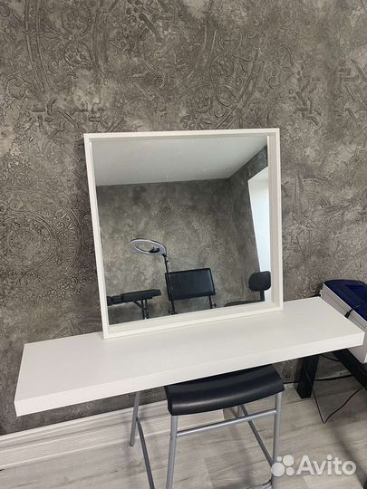 Гримерное зеркало с полкой