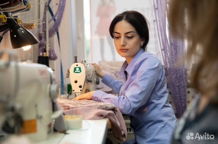 Швея портной в ателье