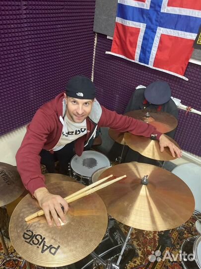 Ведущий мероприятий и диджей с оборудованием