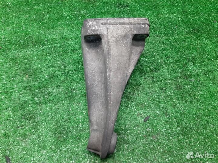 Кронштейн опоры двигателя правый Mercedes Benz C