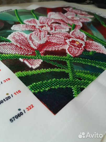 Готовая вышивка бисером на шелке