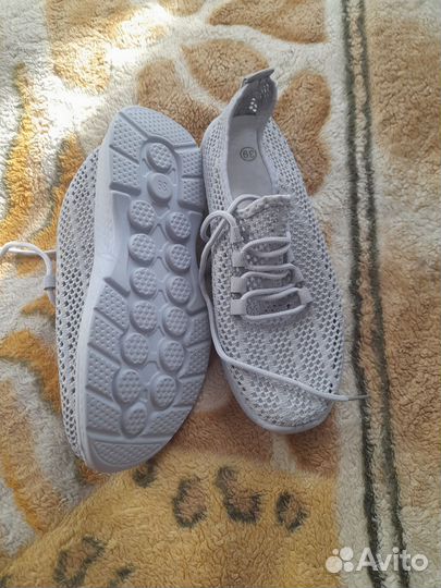 Кроссовки женские