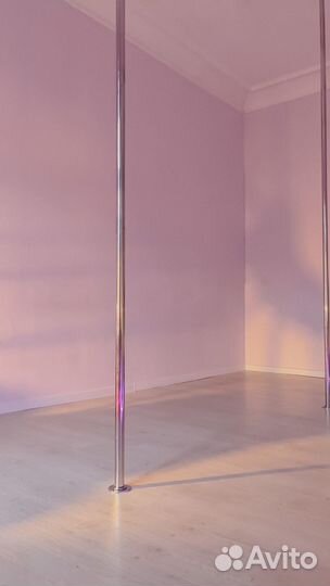 Аренда танцевального зала с пилонами