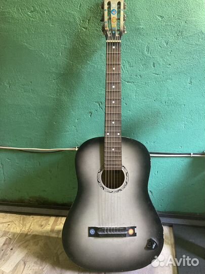 Акустическая гитара и стойка