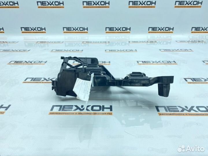 Крепление бампера заднее левое Mercedes-Benz