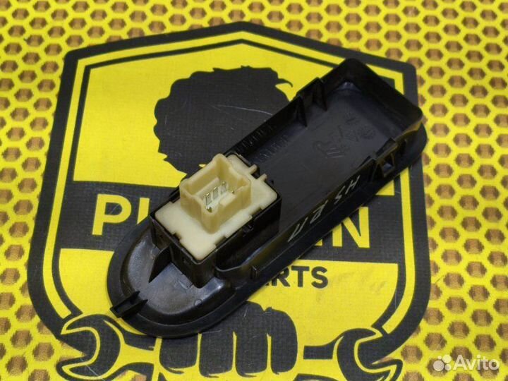 Кнопка стеклоподъемника передняя правая Renault