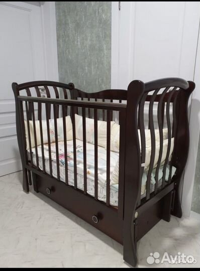 Детская кроватка с маятником