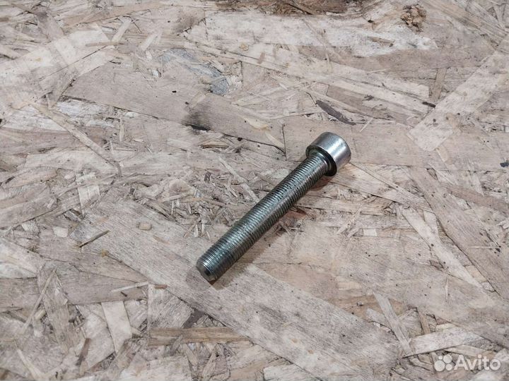 Болт крепления вискомуфты Volkswagen Passat B5