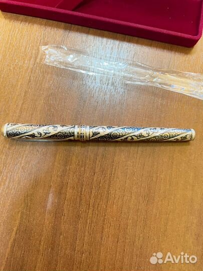 Ручка с золотым пером