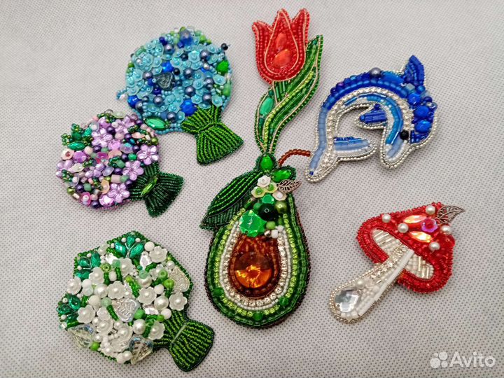 Брошь ручной работы из бисера