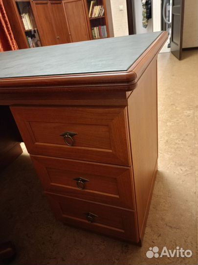 Стол руководителя с креслом