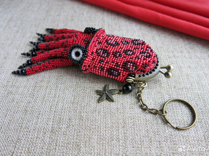 Брелок-монетница из бисера Кальмар красный