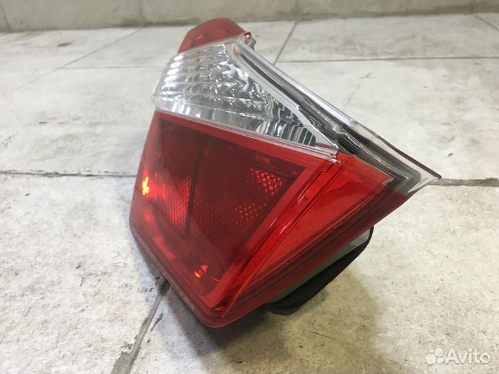 Фонарь задний внутренний левый Toyota Camry ASV50