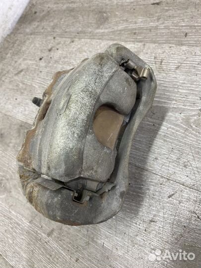 Суппорт тормозной передний левый Nissan Teana