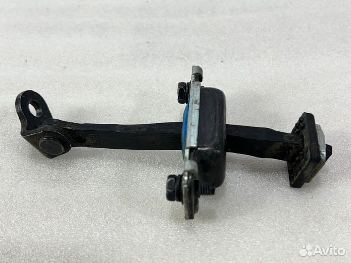 Ограничитель двери задний левый Kia Rio 2005-2011