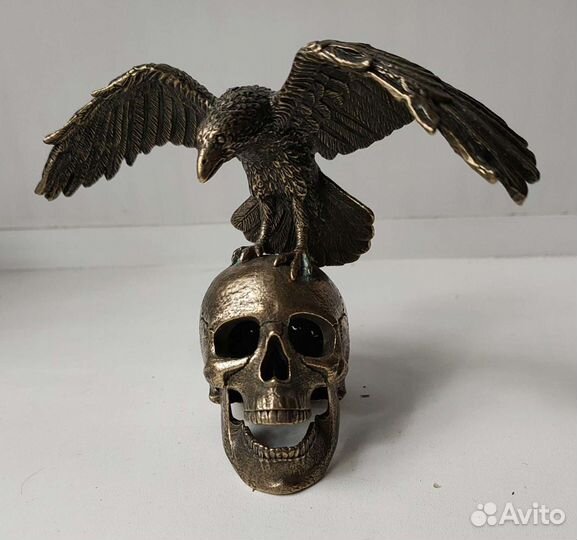 Бронзовая фигурка орёл на черепе