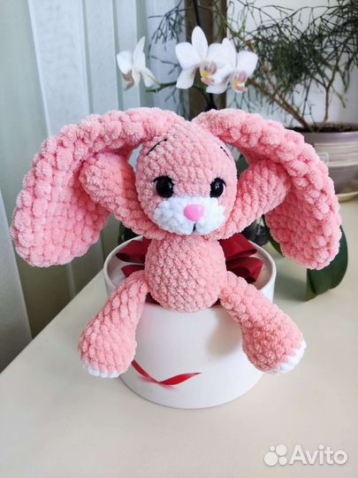 Игрушка заяц вязаный