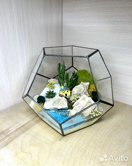 Подарок - композиция с живыми цветами