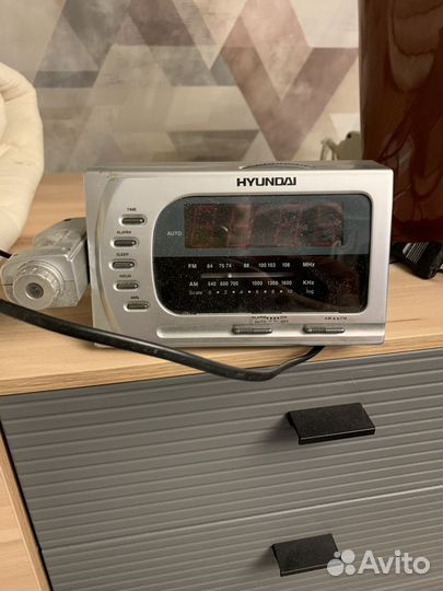 Электронные часы с радио и проекцией времени