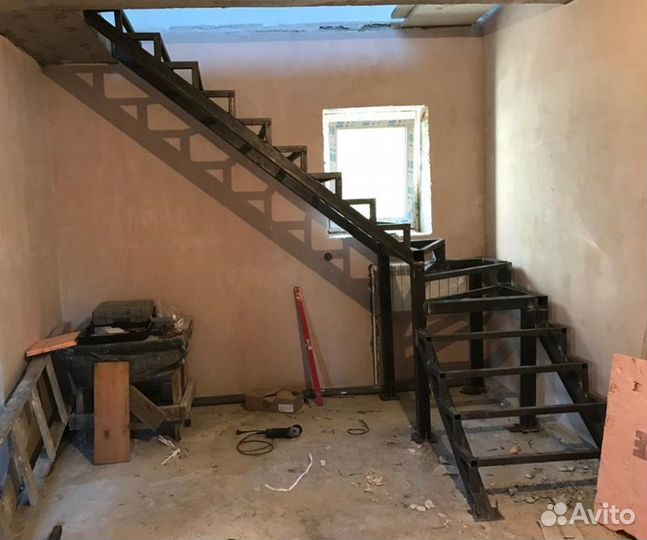 Каркас из метала Лестницы на Ломанном Косоуре в До