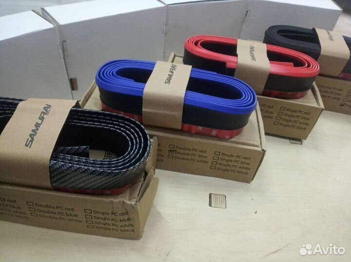 Губа бампера универсальная резиновая черно-красная