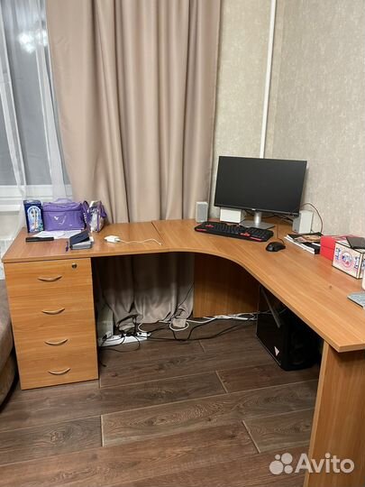 Угловой письменный стол