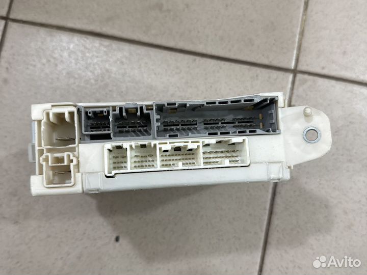 Салонный блок предохранителей Lexus gs300
