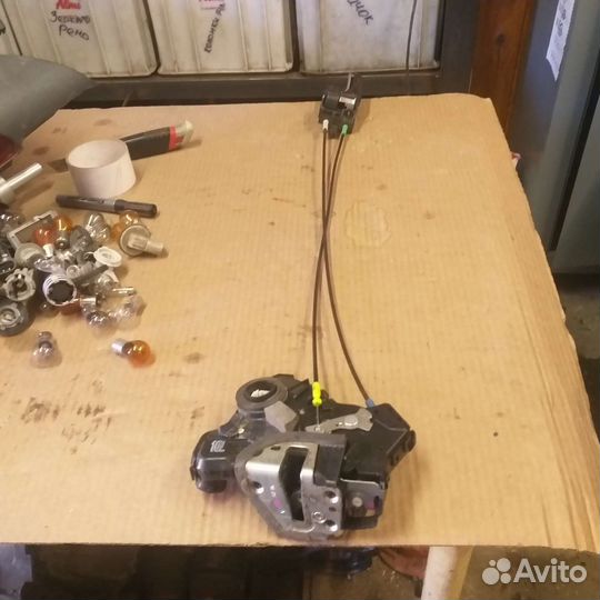 Замок двери передний левый тойота авенсис 2