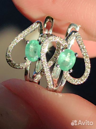 Золотые серьги с бриллиантами и изумрудом