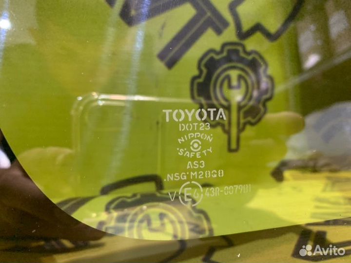 Форточка задняя правая Toyota Ist NCP60 2NZ-FE
