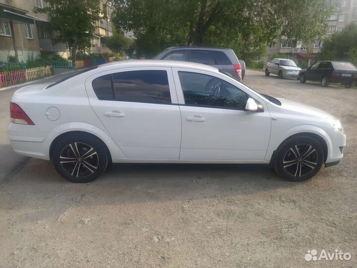 Opel Astra, 2011